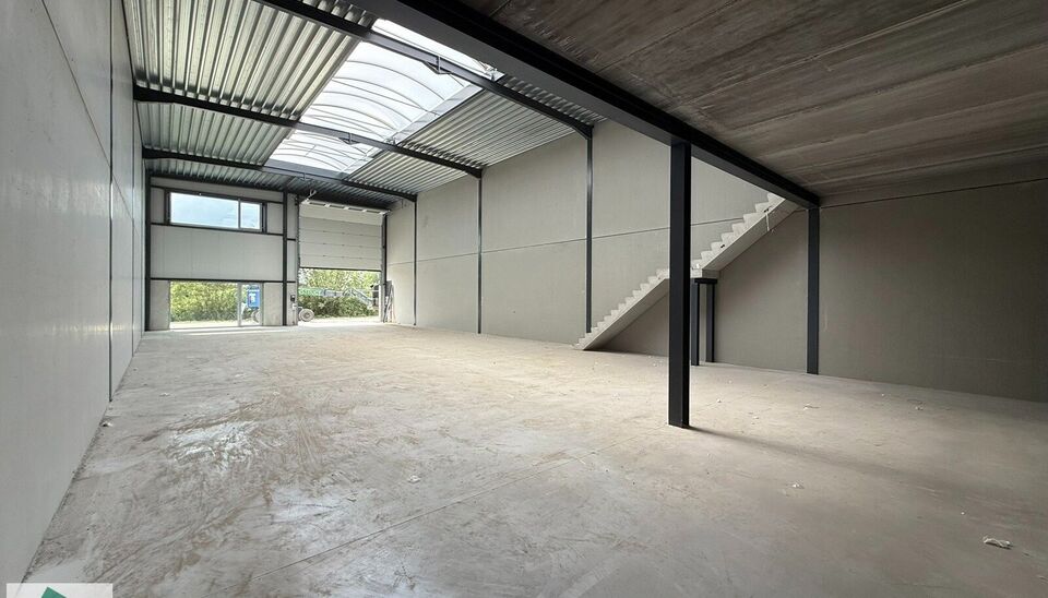 Deze moderne nieuwbouwloods van 285 m², inclusief mezzanine van 60 m² (geschikt voor opslag of kantoor) en 2 parkeerplaatsen, ligt op een vlot bereikbare locatie nabij de N9 in Sleidinge.
Dankzij de prima ontsluiting is deze loods ideaal voor ondernemer