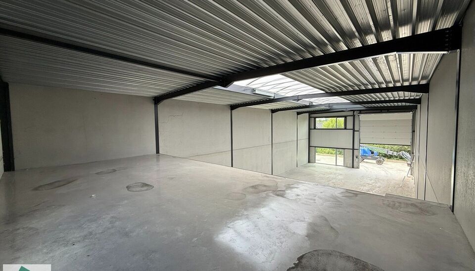 Deze moderne nieuwbouwloods van 285 m², inclusief mezzanine van 60 m² (geschikt voor opslag of kantoor) en 2 parkeerplaatsen, ligt op een vlot bereikbare locatie nabij de N9 in Sleidinge.
Dankzij de prima ontsluiting is deze loods ideaal voor ondernemer