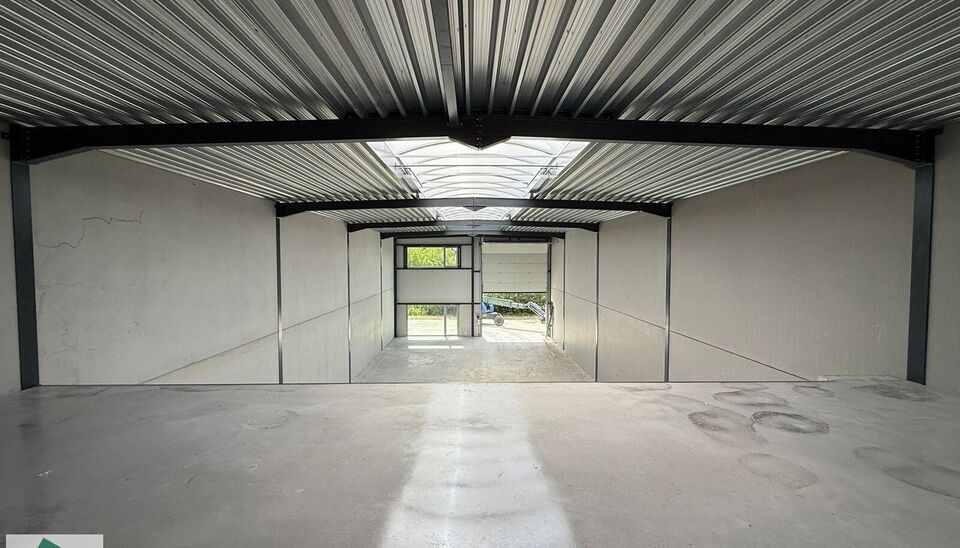 Deze moderne nieuwbouwloods van 285 m², inclusief mezzanine van 60 m² (geschikt voor opslag of kantoor) en 2 parkeerplaatsen, ligt op een vlot bereikbare locatie nabij de N9 in Sleidinge.
Dankzij de prima ontsluiting is deze loods ideaal voor ondernemer