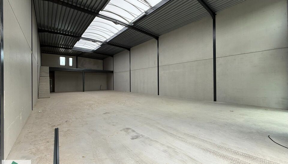 Deze moderne nieuwbouwloods van 285 m², inclusief mezzanine van 60 m² (geschikt voor opslag of kantoor) en 2 parkeerplaatsen, ligt op een vlot bereikbare locatie nabij de N9 in Sleidinge.
Dankzij de prima ontsluiting is deze loods ideaal voor ondernemer