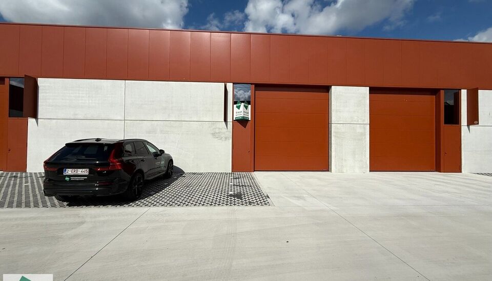 Nieuwbouw magazijn met 2 parkeerplaatsen te huur in Evergem.

Ligging: vlotte bereikbaarheid via de R4 naar de E17, E40 en E34.

Deze KMO-units van 210m² met 2 parkeerplaatsen. De loods wordt voorzien van een staalstructuur met betonnen of cellenbetonwan