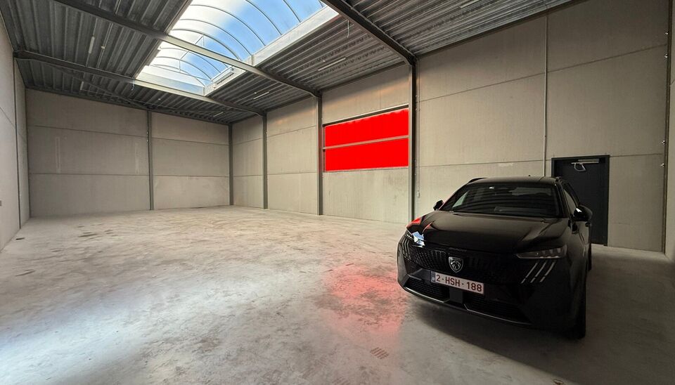 232m&sup2; magazijn met 2 parkeerplaatsen te huur te Evergem op goede locatie vlakbij Gent. 
Deze KMO-loods is strategisch gelegen aan de rand van Gent, vlot bereikbare via de R4. 
De loods heeft een vrije hoogte van 6 meter en is gebouwd met een solide staal