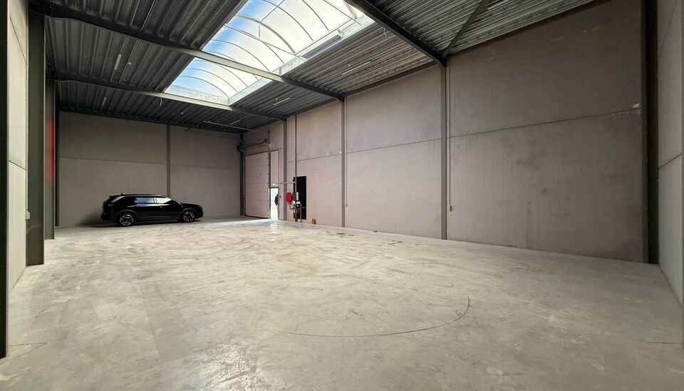 232m&sup2; magazijn met 2 parkeerplaatsen te huur te Evergem op goede locatie vlakbij Gent. 
Deze KMO-loods is strategisch gelegen aan de rand van Gent, vlot bereikbare via de R4. 
De loods heeft een vrije hoogte van 6 meter en is gebouwd met een solide staal