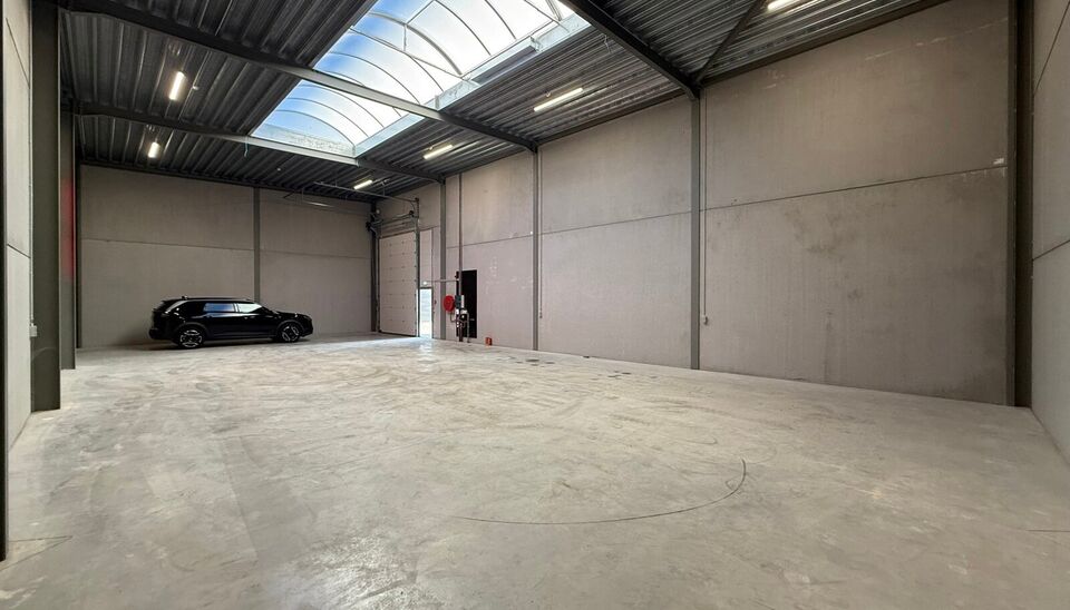 232m&sup2; magazijn met 2 parkeerplaatsen te huur te Evergem op goede locatie vlakbij Gent. 
Deze KMO-loods is strategisch gelegen aan de rand van Gent, vlot bereikbare via de R4. 
De loods heeft een vrije hoogte van 6 meter en is gebouwd met een solide staal