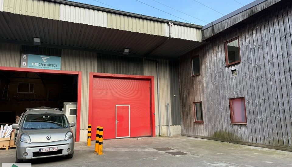In Evergem bieden wij een opslagruimte van 304 m&sup2; met een mezzanine van 80 m&sup2; ter beschikking.

Dankzij de ligging nabij de R4 en de vlotte verbinding met de E17, E40 en E34, is deze loods ideaal voor opslag en logistiek. De ruimte is voorzien van een s