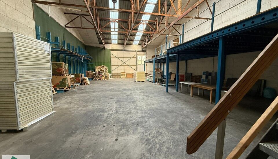 In Evergem bieden wij een opslagruimte van 304 m&sup2; met een mezzanine van 80 m&sup2; ter beschikking.

Dankzij de ligging nabij de R4 en de vlotte verbinding met de E17, E40 en E34, is deze loods ideaal voor opslag en logistiek. De ruimte is voorzien van een s