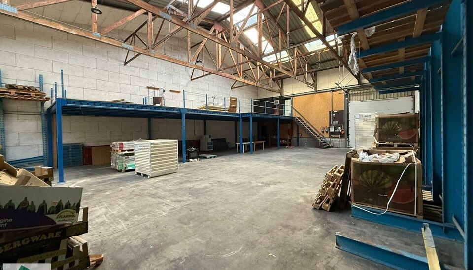 In Evergem bieden wij een opslagruimte van 304 m&sup2; met een mezzanine van 80 m&sup2; ter beschikking.

Dankzij de ligging nabij de R4 en de vlotte verbinding met de E17, E40 en E34, is deze loods ideaal voor opslag en logistiek. De ruimte is voorzien van een s