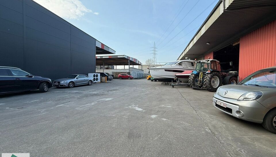 In Evergem bieden wij een opslagruimte van 304 m&sup2; met een mezzanine van 80 m&sup2; ter beschikking.

Dankzij de ligging nabij de R4 en de vlotte verbinding met de E17, E40 en E34, is deze loods ideaal voor opslag en logistiek. De ruimte is voorzien van een s