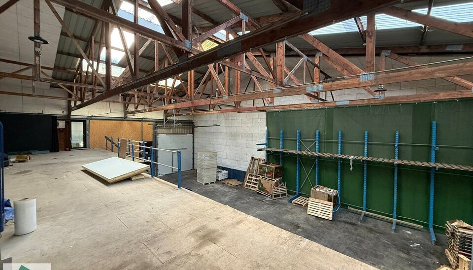 In Evergem bieden wij een opslagruimte van 304 m&sup2; met een mezzanine van 80 m&sup2; ter beschikking.

Dankzij de ligging nabij de R4 en de vlotte verbinding met de E17, E40 en E34, is deze loods ideaal voor opslag en logistiek. De ruimte is voorzien van een s