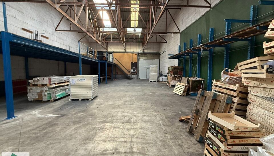 In Evergem bieden wij een opslagruimte van 304 m&sup2; met een mezzanine van 80 m&sup2; ter beschikking.

Dankzij de ligging nabij de R4 en de vlotte verbinding met de E17, E40 en E34, is deze loods ideaal voor opslag en logistiek. De ruimte is voorzien van een s