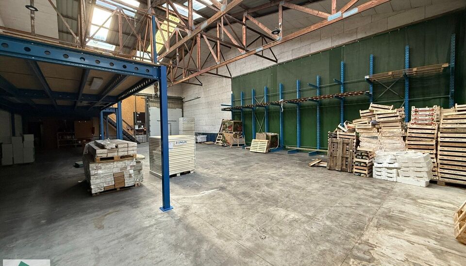 In Evergem bieden wij een opslagruimte van 304 m&sup2; met een mezzanine van 80 m&sup2; ter beschikking.

Dankzij de ligging nabij de R4 en de vlotte verbinding met de E17, E40 en E34, is deze loods ideaal voor opslag en logistiek. De ruimte is voorzien van een s