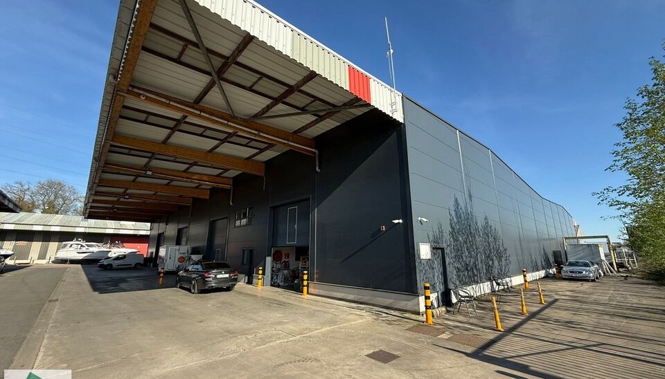 In Evergem bieden wij een opslagruimte van 368m&sup2; met een mezzanine ven klein kantoor aan. Dankzij de ligging nabij de R4 en de vlotte verbinding met de E17, E40 en E34, is deze loods ideaal voor opslag en/of atelierruimte. De ruimte is voorzien van een s