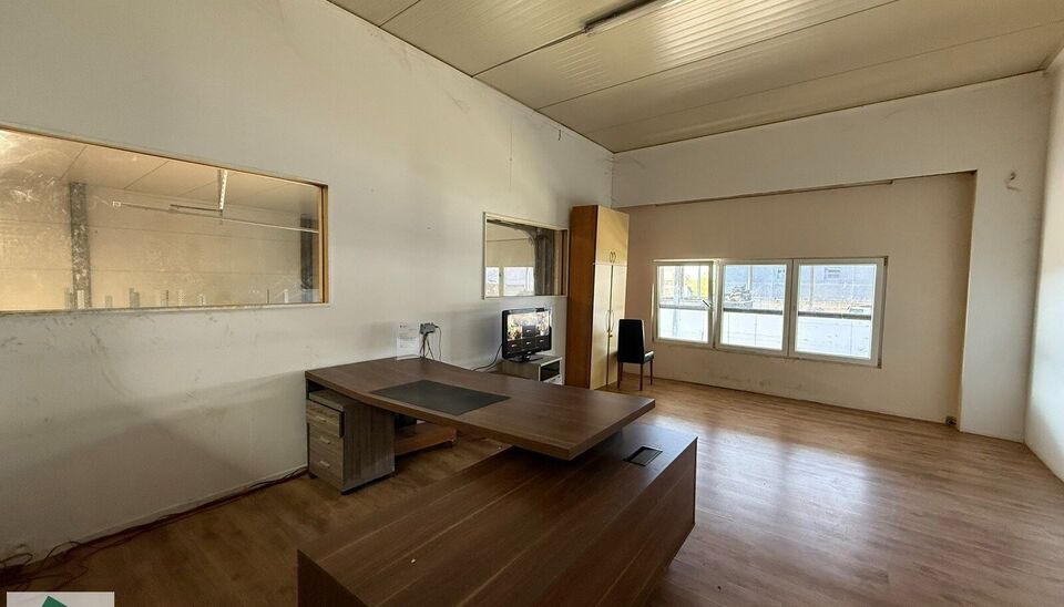 In Evergem bieden wij een opslagruimte van 368m&sup2; met een mezzanine ven klein kantoor aan. Dankzij de ligging nabij de R4 en de vlotte verbinding met de E17, E40 en E34, is deze loods ideaal voor opslag en/of atelierruimte. De ruimte is voorzien van een s