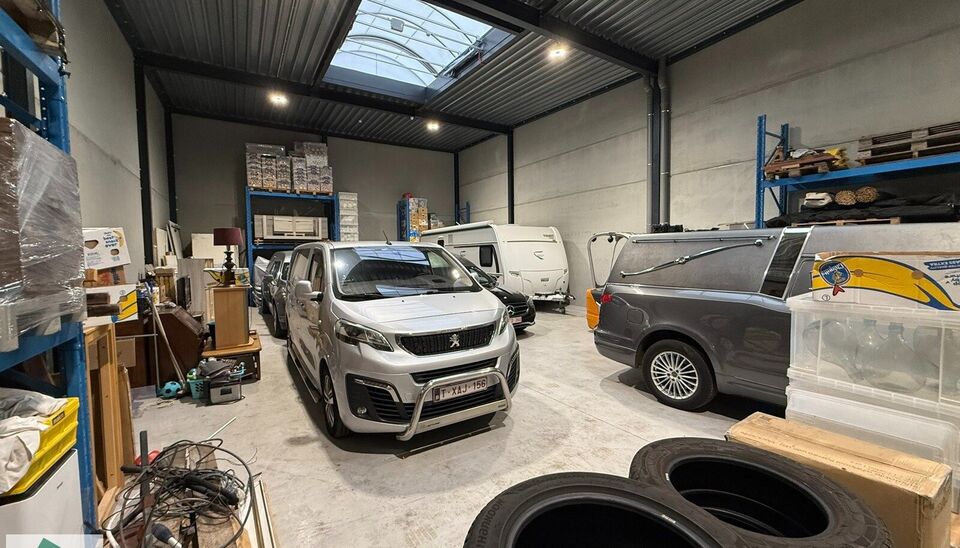 KMO unit te huur op toplocatie in Gent. Vlotte bereikbaarheid via de R4 naar de E17, E40 en E34. Deze KMO-units van 230m² met 1 parkeerplaats is voorzien van een staalstructuur met betonnen wanden en een groot raampartij, polybetonvloer, automatische sec