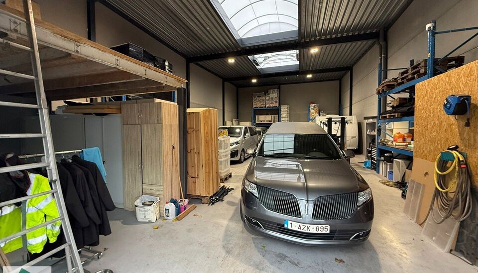 KMO unit te huur op toplocatie in Gent. Vlotte bereikbaarheid via de R4 naar de E17, E40 en E34. Deze KMO-units van 230m² met 1 parkeerplaats is voorzien van een staalstructuur met betonnen wanden en een groot raampartij, polybetonvloer, automatische sec