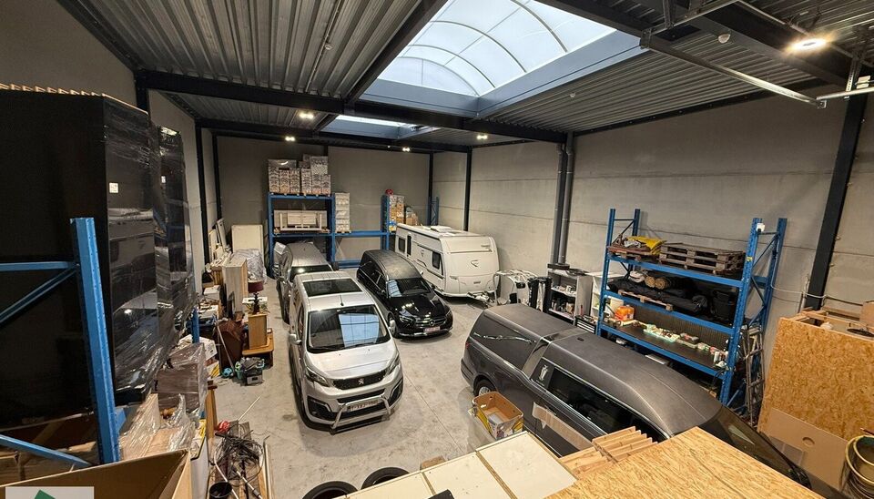 KMO unit te huur op toplocatie in Gent. Vlotte bereikbaarheid via de R4 naar de E17, E40 en E34. Deze KMO-units van 230m² met 1 parkeerplaats is voorzien van een staalstructuur met betonnen wanden en een groot raampartij, polybetonvloer, automatische sec
