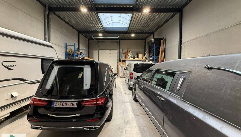 KMO unit te huur op toplocatie in Gent. Vlotte bereikbaarheid via de R4 naar de E17, E40 en E34. Deze KMO-units van 230m² met 1 parkeerplaats is voorzien van een staalstructuur met betonnen wanden en een groot raampartij, polybetonvloer, automatische sec