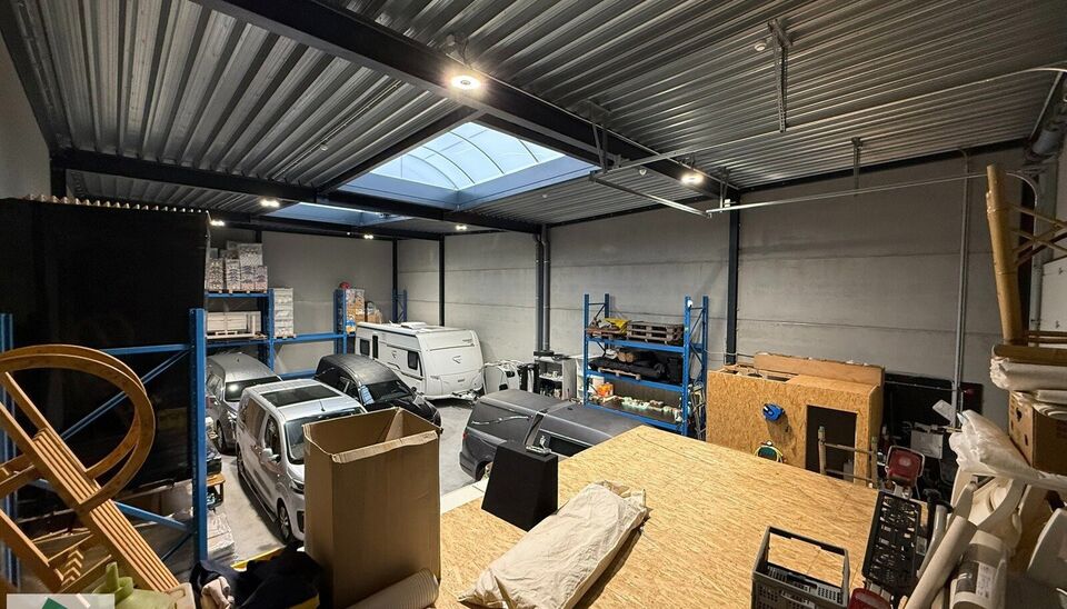 KMO unit te huur op toplocatie in Gent. Vlotte bereikbaarheid via de R4 naar de E17, E40 en E34. Deze KMO-units van 230m² met 1 parkeerplaats is voorzien van een staalstructuur met betonnen wanden en een groot raampartij, polybetonvloer, automatische sec