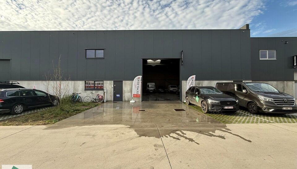 369m² magazijn met 2 parkeerplaatsen voor het gebouw en 3 parkeerplaatsen aan het begin van de Industrieweg (mogelijkheid voor bijkomende publiciteit) te huur gelegen op een uitstekende locatie naast de R4. Het magazijn kan gebruikt worden als opslagruim