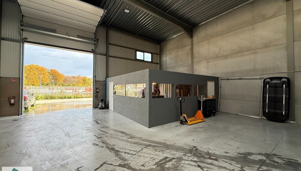 369m² magazijn met 2 parkeerplaatsen voor het gebouw en 3 parkeerplaatsen aan het begin van de Industrieweg (mogelijkheid voor bijkomende publiciteit) te huur gelegen op een uitstekende locatie naast de R4. Het magazijn kan gebruikt worden als opslagruim