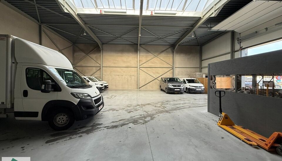 369m² magazijn met 2 parkeerplaatsen voor het gebouw en 3 parkeerplaatsen aan het begin van de Industrieweg (mogelijkheid voor bijkomende publiciteit) te huur gelegen op een uitstekende locatie naast de R4. Het magazijn kan gebruikt worden als opslagruim