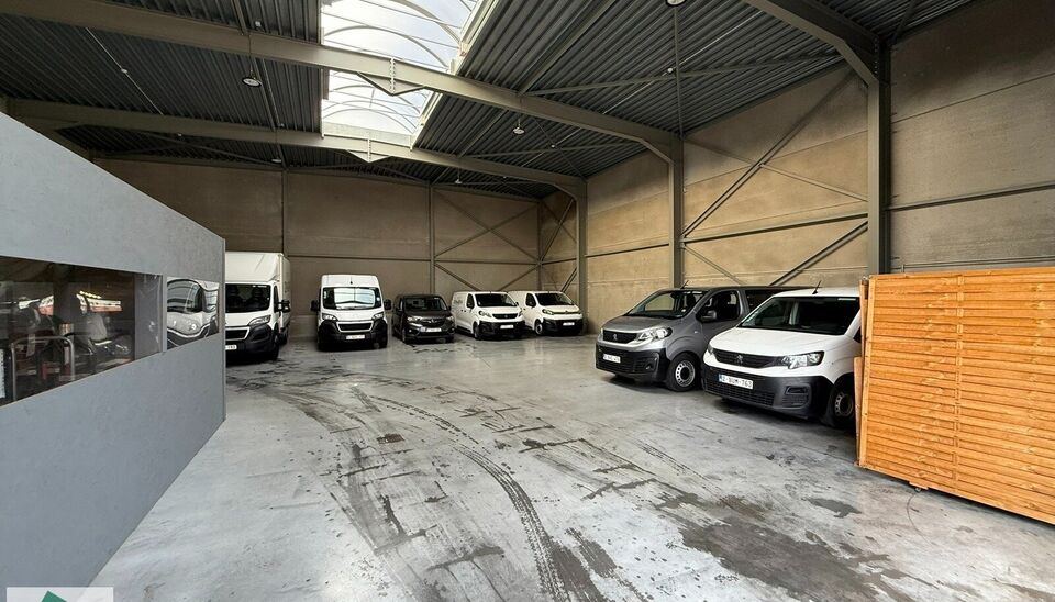 369m² magazijn met 2 parkeerplaatsen voor het gebouw en 3 parkeerplaatsen aan het begin van de Industrieweg (mogelijkheid voor bijkomende publiciteit) te huur gelegen op een uitstekende locatie naast de R4. Het magazijn kan gebruikt worden als opslagruim