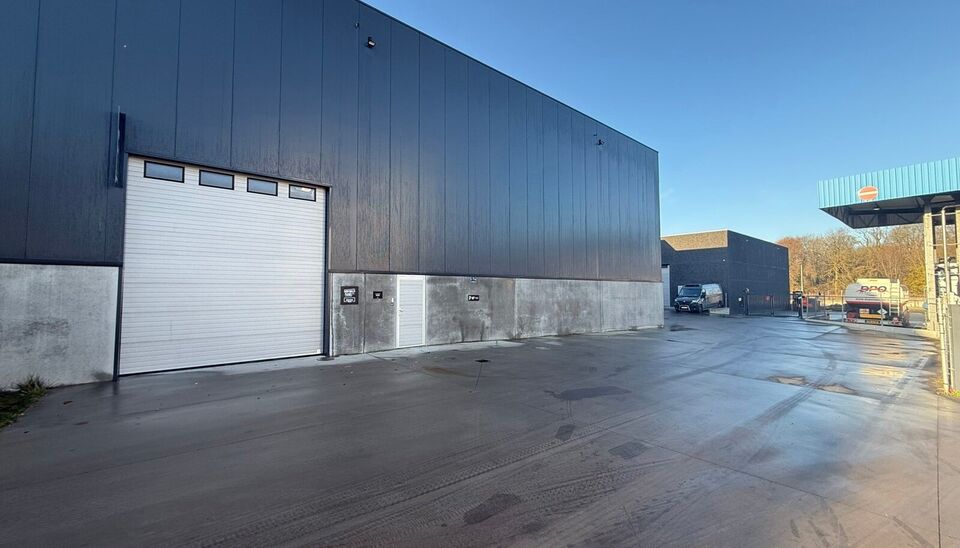260m² magazijn met 2 parkeerplaatsen te huur te Wondelgem op de Cassandra Site. 
Deze KMO-loods is strategisch gelegen aan de rand van Gent, vlot bereikbare via de R4 en makkelijke bereikbaar met vrachtwagen. 
De loods heeft een vrije hoogte van 8,2 mete
