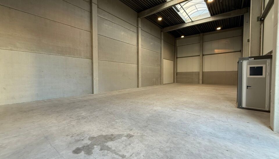 260m² magazijn met 2 parkeerplaatsen te huur te Wondelgem op de Cassandra Site. 
Deze KMO-loods is strategisch gelegen aan de rand van Gent, vlot bereikbare via de R4 en makkelijke bereikbaar met vrachtwagen. 
De loods heeft een vrije hoogte van 8,2 mete
