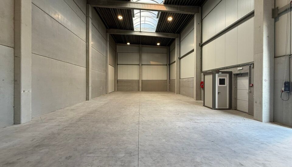 260m² magazijn met 2 parkeerplaatsen te huur te Wondelgem op de Cassandra Site. 
Deze KMO-loods is strategisch gelegen aan de rand van Gent, vlot bereikbare via de R4 en makkelijke bereikbaar met vrachtwagen. 
De loods heeft een vrije hoogte van 8,2 mete
