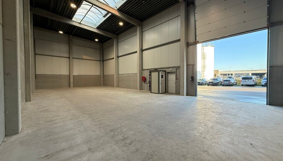 260m² magazijn met 2 parkeerplaatsen te huur te Wondelgem op de Cassandra Site. 
Deze KMO-loods is strategisch gelegen aan de rand van Gent, vlot bereikbare via de R4 en makkelijke bereikbaar met vrachtwagen. 
De loods heeft een vrije hoogte van 8,2 mete