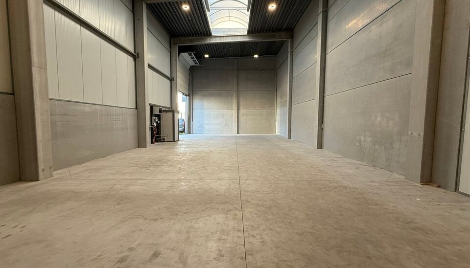 260m² magazijn met 2 parkeerplaatsen te huur te Wondelgem op de Cassandra Site. 
Deze KMO-loods is strategisch gelegen aan de rand van Gent, vlot bereikbare via de R4 en makkelijke bereikbaar met vrachtwagen. 
De loods heeft een vrije hoogte van 8,2 mete