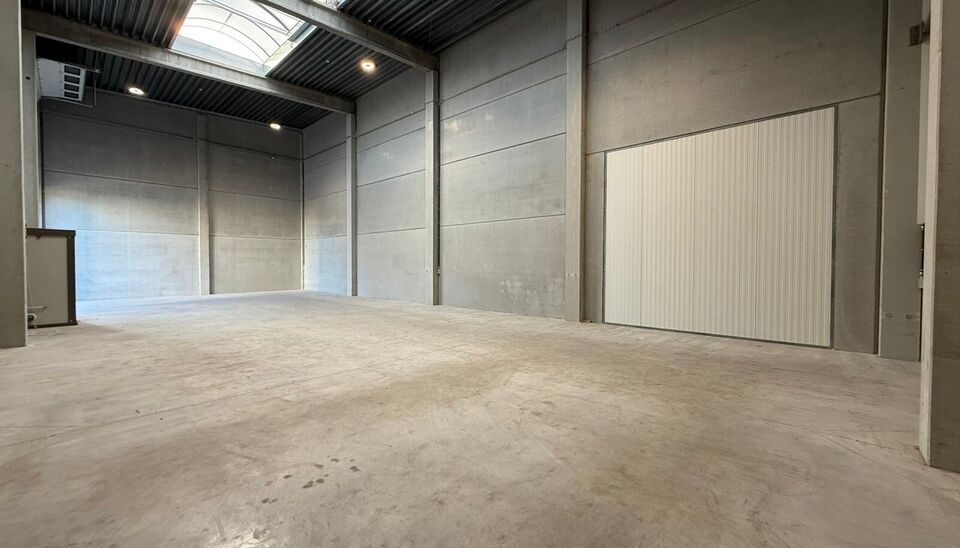 260m² magazijn met 2 parkeerplaatsen te huur te Wondelgem op de Cassandra Site. 
Deze KMO-loods is strategisch gelegen aan de rand van Gent, vlot bereikbare via de R4 en makkelijke bereikbaar met vrachtwagen. 
De loods heeft een vrije hoogte van 8,2 mete