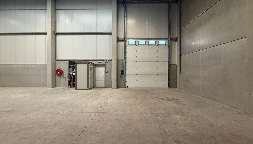 260m² magazijn met 2 parkeerplaatsen te huur te Wondelgem op de Cassandra Site. 
Deze KMO-loods is strategisch gelegen aan de rand van Gent, vlot bereikbare via de R4 en makkelijke bereikbaar met vrachtwagen. 
De loods heeft een vrije hoogte van 8,2 mete