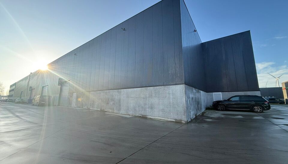260m² magazijn met 2 parkeerplaatsen te huur te Wondelgem op de Cassandra Site. 
Deze KMO-loods is strategisch gelegen aan de rand van Gent, vlot bereikbare via de R4 en makkelijke bereikbaar met vrachtwagen. 
De loods heeft een vrije hoogte van 8,2 mete