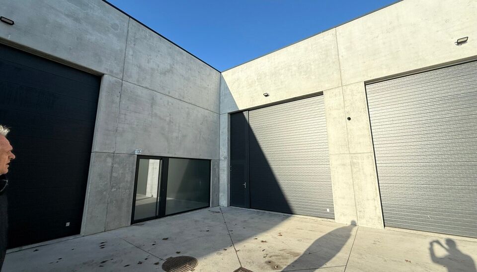 232m² magazijn met 2 parkeerplaatsen te huur te Evergem op goede locatie vlakbij Gent. 
Deze KMO-loods is strategisch gelegen aan de rand van Gent, vlot bereikbare via de R4. 
De loods heeft een vrije hoogte van 6 meter en is gebouwd met een solide staal