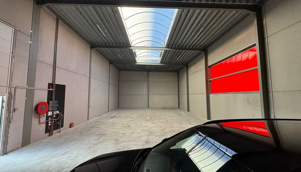 232m² magazijn met 2 parkeerplaatsen te huur te Evergem op goede locatie vlakbij Gent. 
Deze KMO-loods is strategisch gelegen aan de rand van Gent, vlot bereikbare via de R4. 
De loods heeft een vrije hoogte van 6 meter en is gebouwd met een solide staal
