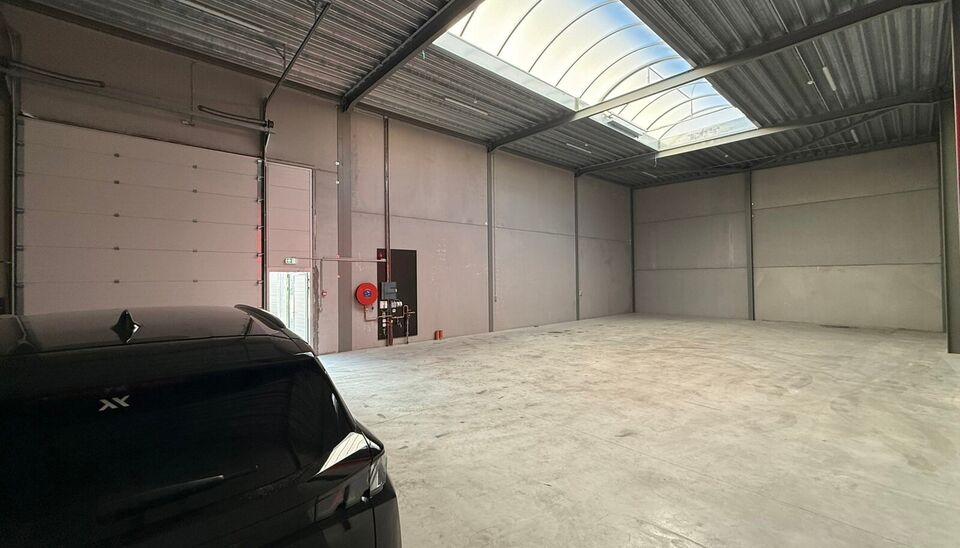 232m² magazijn met 2 parkeerplaatsen te huur te Evergem op goede locatie vlakbij Gent. 
Deze KMO-loods is strategisch gelegen aan de rand van Gent, vlot bereikbare via de R4. 
De loods heeft een vrije hoogte van 6 meter en is gebouwd met een solide staal
