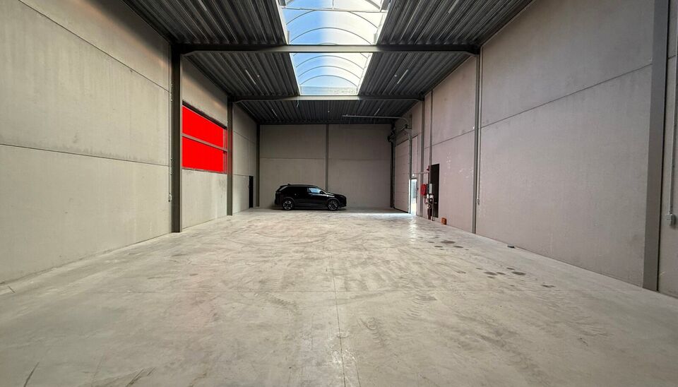 232m² magazijn met 2 parkeerplaatsen te huur te Evergem op goede locatie vlakbij Gent. 
Deze KMO-loods is strategisch gelegen aan de rand van Gent, vlot bereikbare via de R4. 
De loods heeft een vrije hoogte van 6 meter en is gebouwd met een solide staal