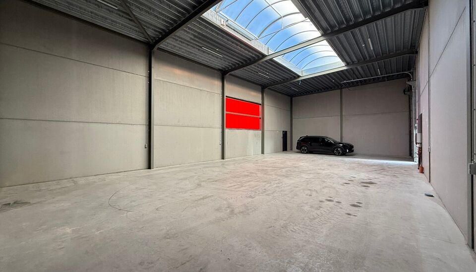 232m² magazijn met 2 parkeerplaatsen te huur te Evergem op goede locatie vlakbij Gent. 
Deze KMO-loods is strategisch gelegen aan de rand van Gent, vlot bereikbare via de R4. 
De loods heeft een vrije hoogte van 6 meter en is gebouwd met een solide staal