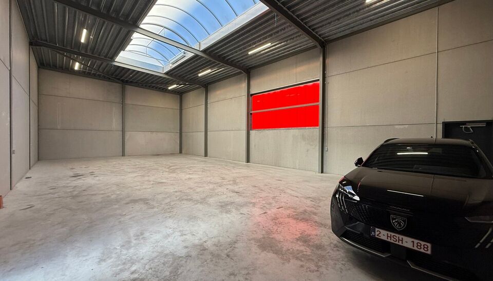 232m² magazijn met 2 parkeerplaatsen te huur te Evergem op goede locatie vlakbij Gent. 
Deze KMO-loods is strategisch gelegen aan de rand van Gent, vlot bereikbare via de R4. 
De loods heeft een vrije hoogte van 6 meter en is gebouwd met een solide staal