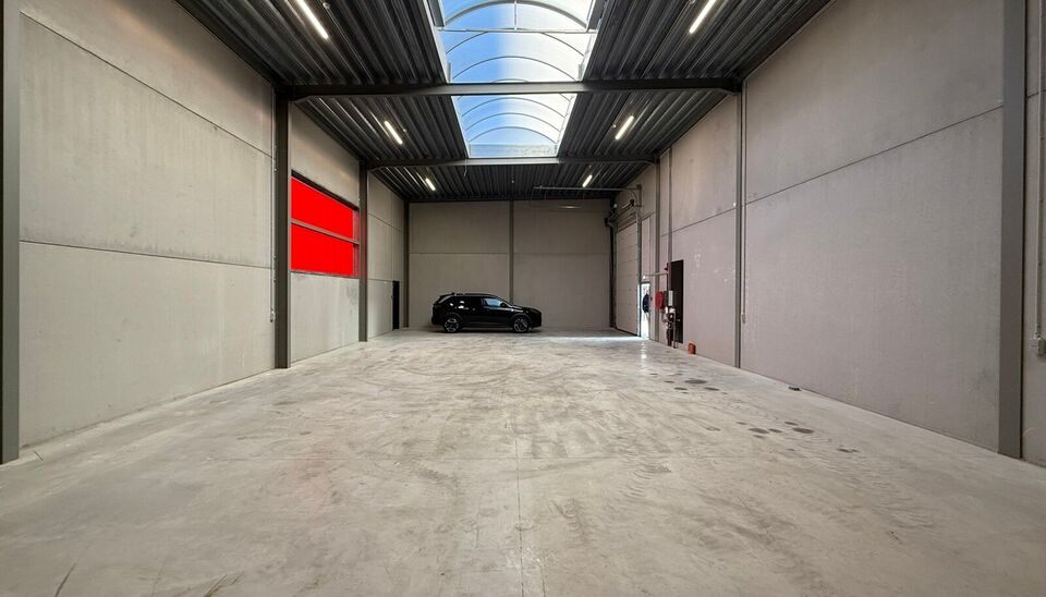 232m² magazijn met 2 parkeerplaatsen te huur te Evergem op goede locatie vlakbij Gent. 
Deze KMO-loods is strategisch gelegen aan de rand van Gent, vlot bereikbare via de R4. 
De loods heeft een vrije hoogte van 6 meter en is gebouwd met een solide staal