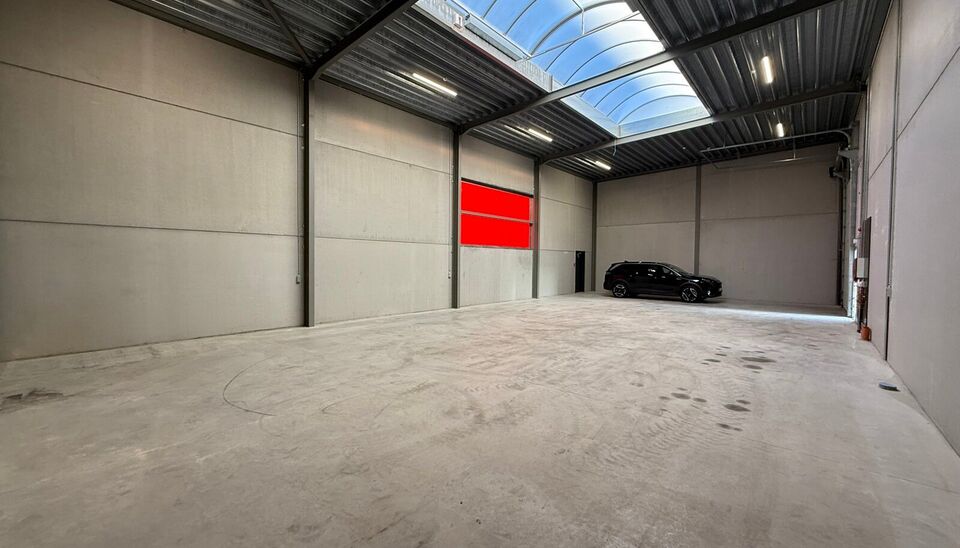 232m² magazijn met 2 parkeerplaatsen te huur te Evergem op goede locatie vlakbij Gent. 
Deze KMO-loods is strategisch gelegen aan de rand van Gent, vlot bereikbare via de R4. 
De loods heeft een vrije hoogte van 6 meter en is gebouwd met een solide staal
