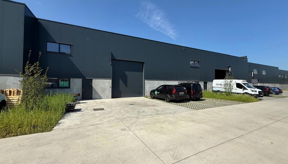 361m&sup2; magazijn met 3 parkeerplaatsen voor het gebouw te huur gelegen op een uitstekende locatie naast de R4. Het magazijn kan gebruikt worden als opslagruimte en/of atelierruimte.
Het ge&iuml;soleerd magazijn is opgebouwd uit een staalstructuur met betonpane