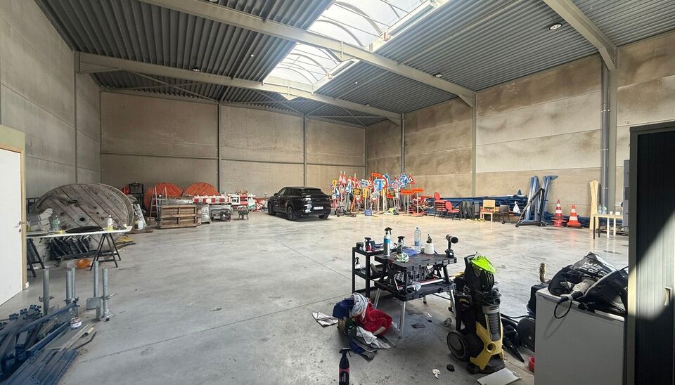 361m&sup2; magazijn met 3 parkeerplaatsen voor het gebouw te huur gelegen op een uitstekende locatie naast de R4. Het magazijn kan gebruikt worden als opslagruimte en/of atelierruimte.
Het ge&iuml;soleerd magazijn is opgebouwd uit een staalstructuur met betonpane