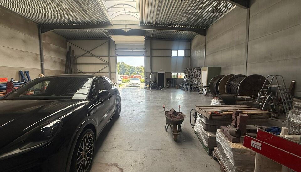 361m&sup2; magazijn met 3 parkeerplaatsen voor het gebouw te huur gelegen op een uitstekende locatie naast de R4. Het magazijn kan gebruikt worden als opslagruimte en/of atelierruimte.
Het ge&iuml;soleerd magazijn is opgebouwd uit een staalstructuur met betonpane