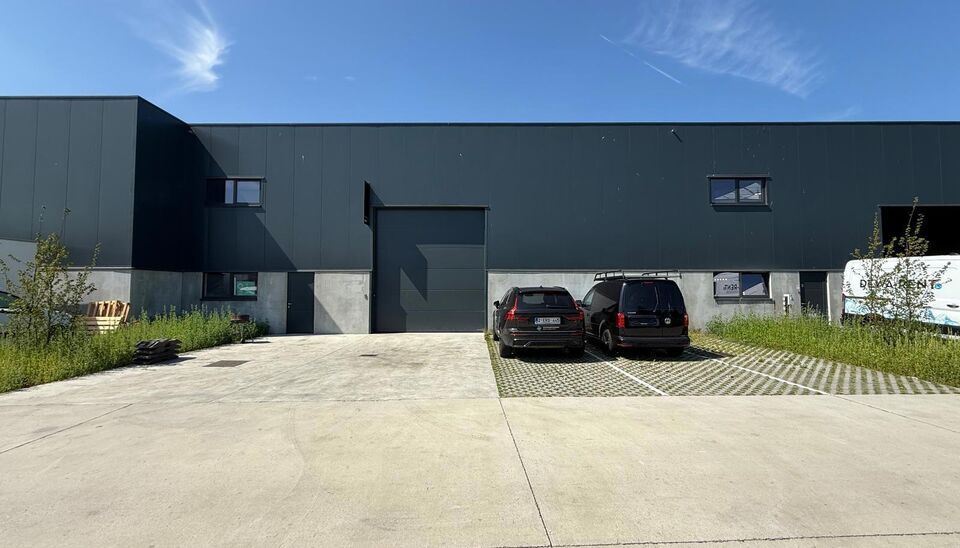 361m&sup2; magazijn met 3 parkeerplaatsen voor het gebouw te huur gelegen op een uitstekende locatie naast de R4. Het magazijn kan gebruikt worden als opslagruimte en/of atelierruimte.
Het ge&iuml;soleerd magazijn is opgebouwd uit een staalstructuur met betonpane