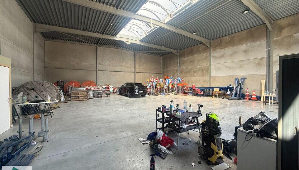 361m&sup2; magazijn met 3 parkeerplaatsen voor het gebouw te huur gelegen op een uitstekende locatie naast de R4. Het magazijn kan gebruikt worden als opslagruimte en/of atelierruimte.
Het ge&iuml;soleerd magazijn is opgebouwd uit een staalstructuur met betonpane