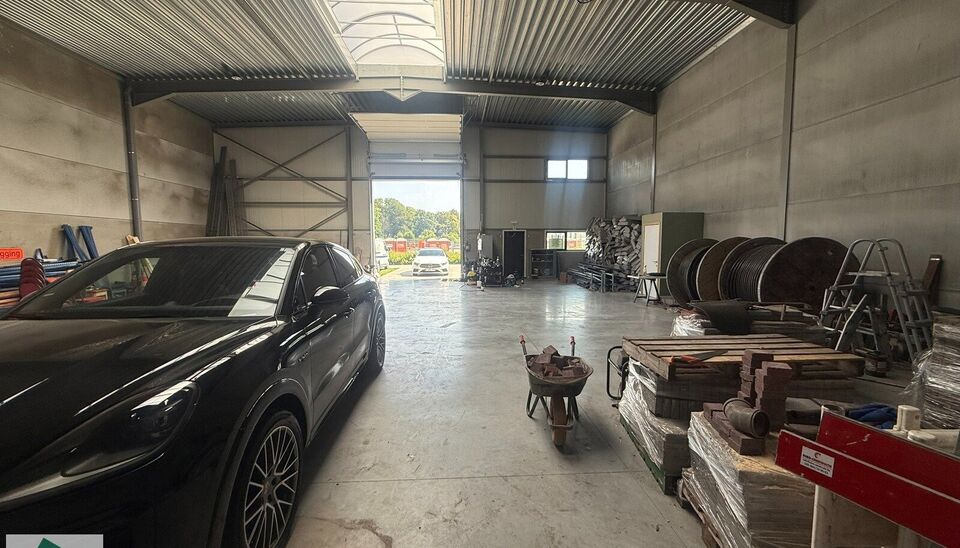 361m&sup2; magazijn met 3 parkeerplaatsen voor het gebouw te huur gelegen op een uitstekende locatie naast de R4. Het magazijn kan gebruikt worden als opslagruimte en/of atelierruimte.
Het ge&iuml;soleerd magazijn is opgebouwd uit een staalstructuur met betonpane