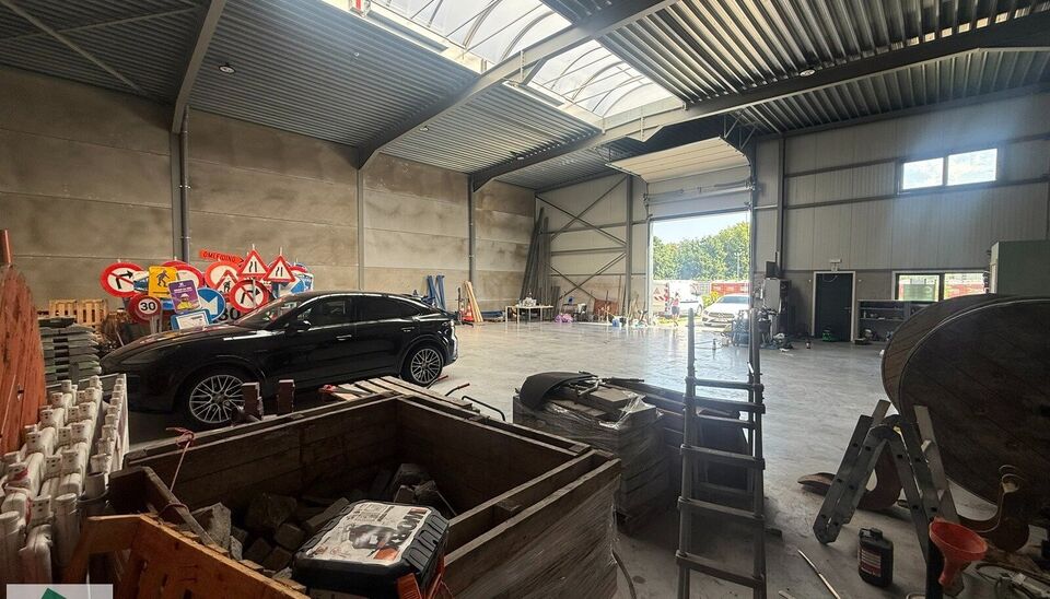 361m&sup2; magazijn met 3 parkeerplaatsen voor het gebouw te huur gelegen op een uitstekende locatie naast de R4. Het magazijn kan gebruikt worden als opslagruimte en/of atelierruimte.
Het ge&iuml;soleerd magazijn is opgebouwd uit een staalstructuur met betonpane