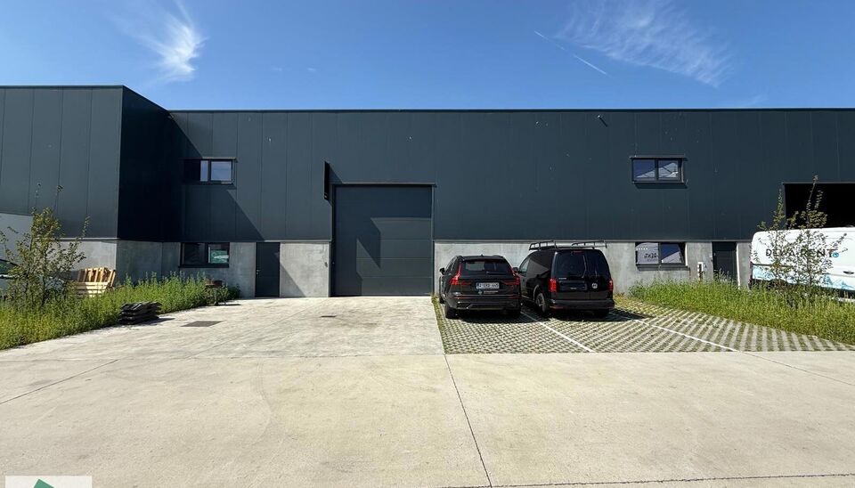 361m&sup2; magazijn met 3 parkeerplaatsen voor het gebouw te huur gelegen op een uitstekende locatie naast de R4. Het magazijn kan gebruikt worden als opslagruimte en/of atelierruimte.
Het ge&iuml;soleerd magazijn is opgebouwd uit een staalstructuur met betonpane